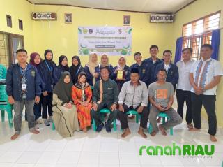 Rombongan KKN Mahasiswa UMRI serahkan 6 pasang tong sampah saat acara Perpisahan